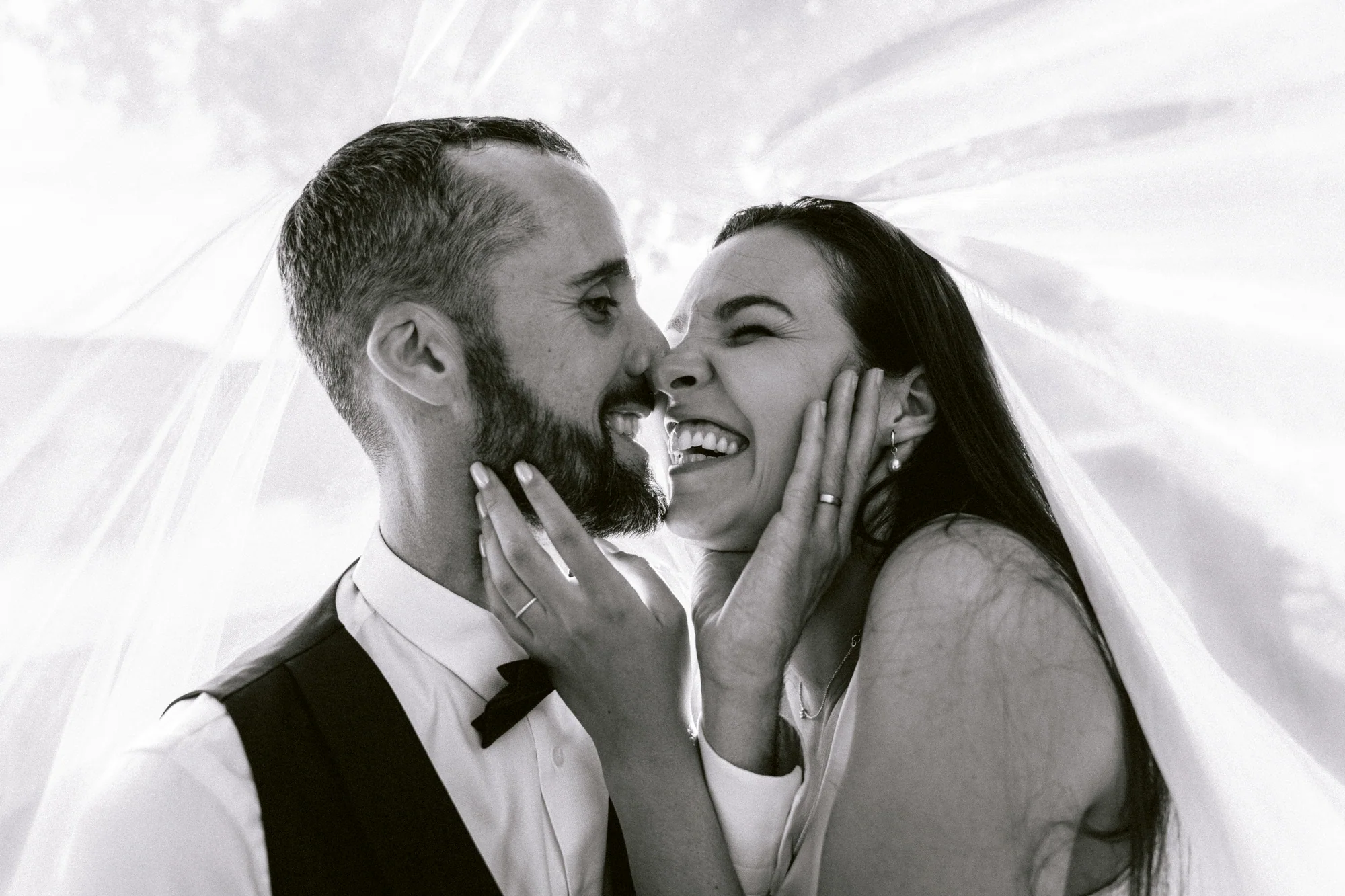 Estelle rit sous le voile, en noir et blanc