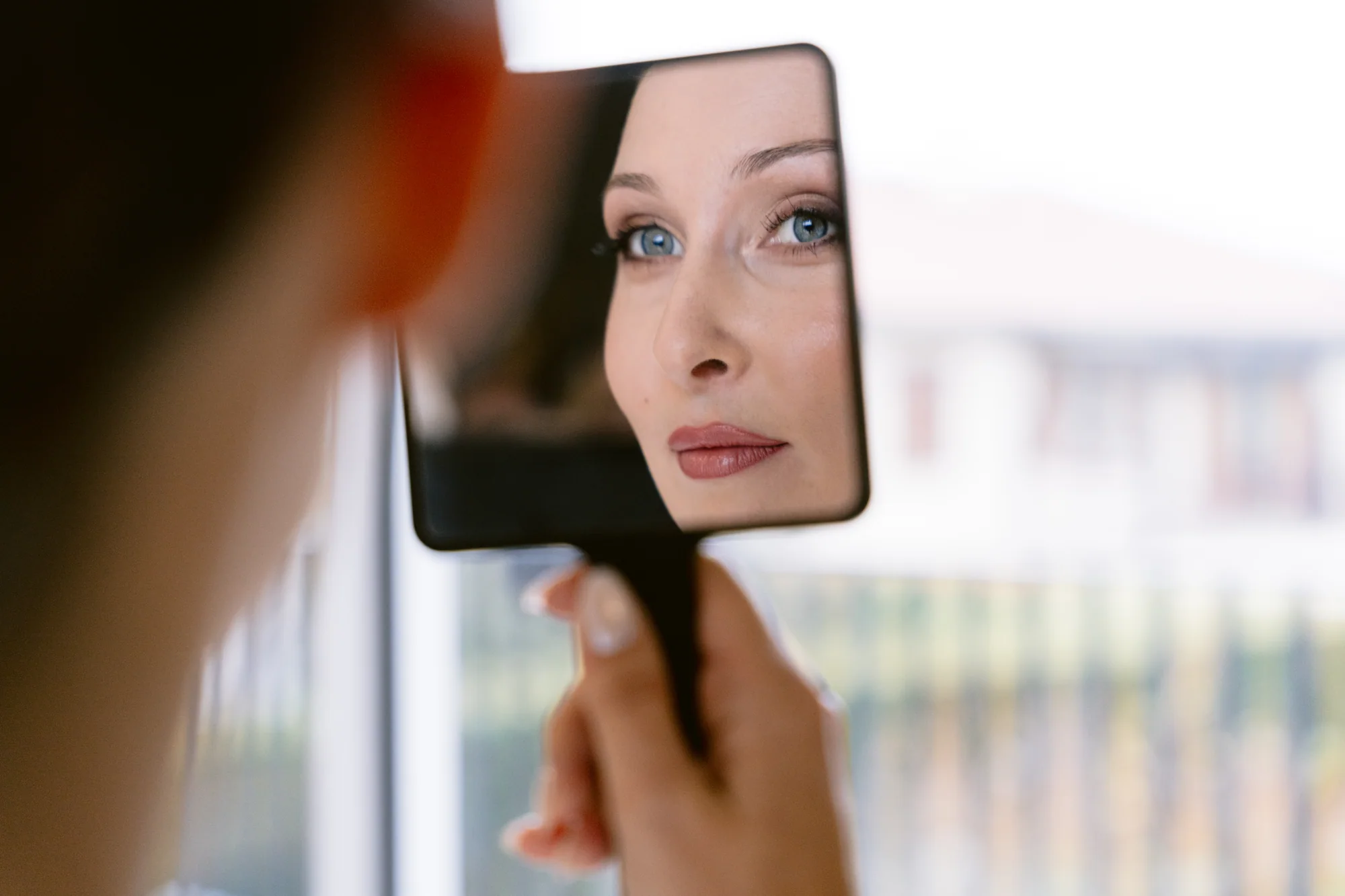 Le regard de Cloé dans un miroir