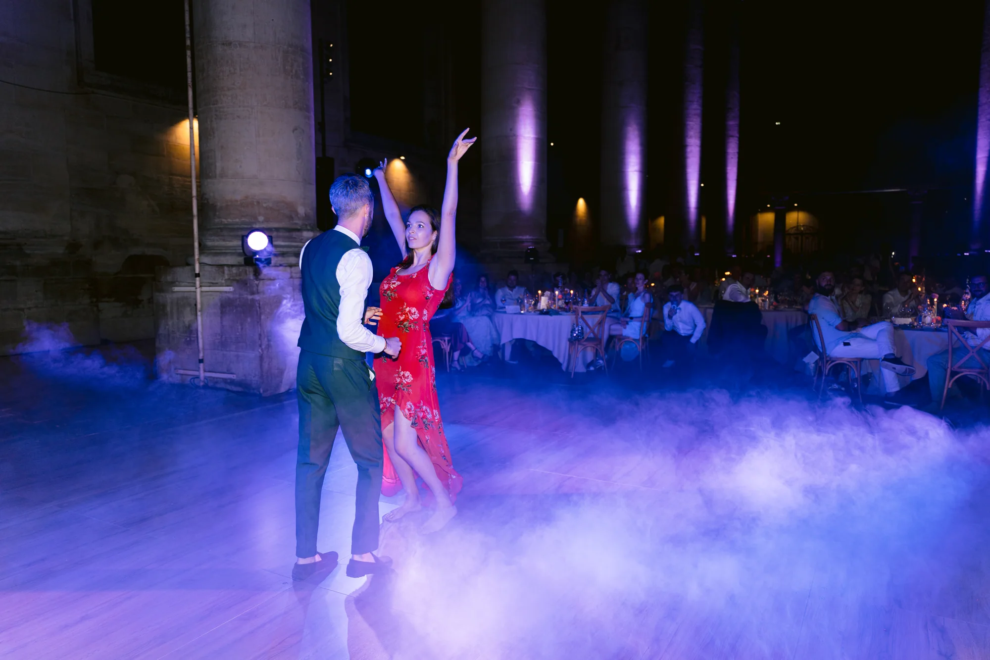 Le couple danse au milieu d'une brume bleue