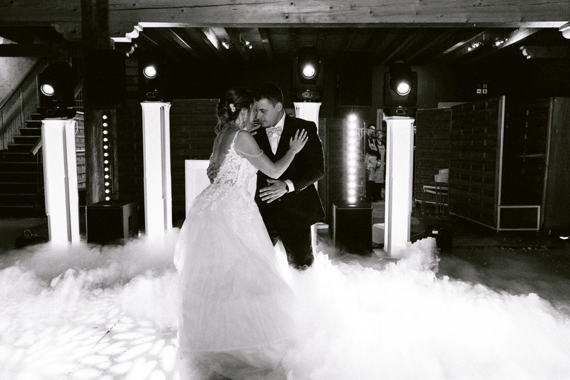 Le couple enlacé pendant la danse, en noir et blanc
