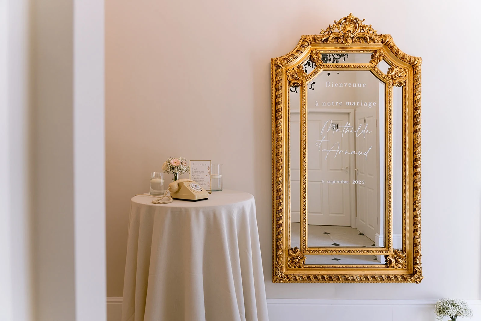 Un message de bienvenue est inscrit sur un grand miroir au cadre doré.