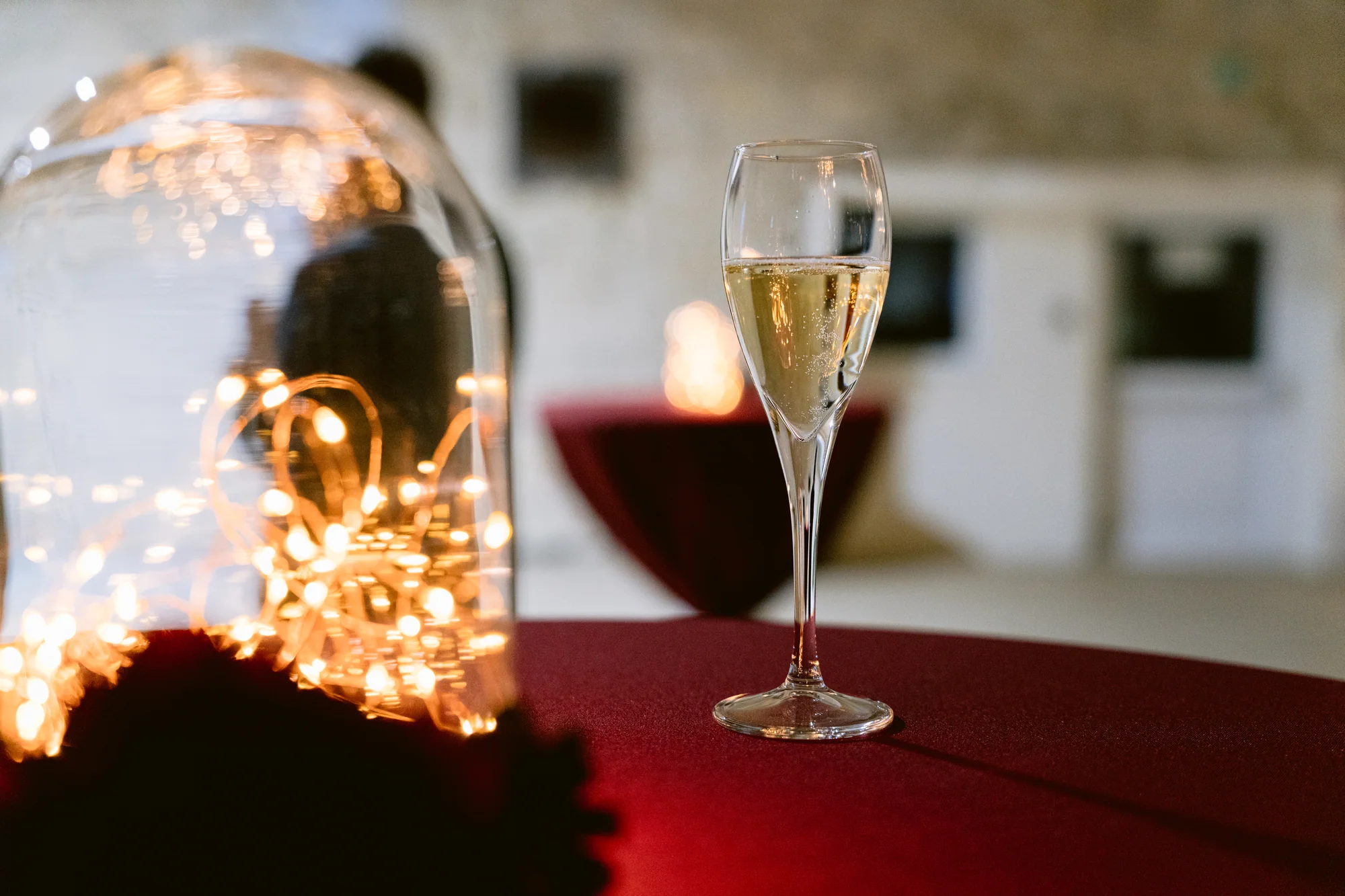 Une coupe près des lumières du cocktail