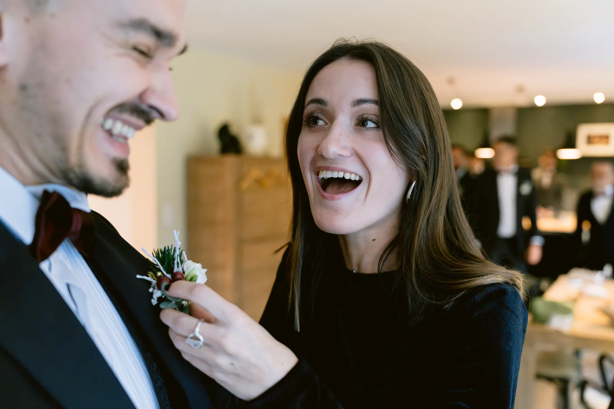 Un rire pendant la pose de la boutonnière