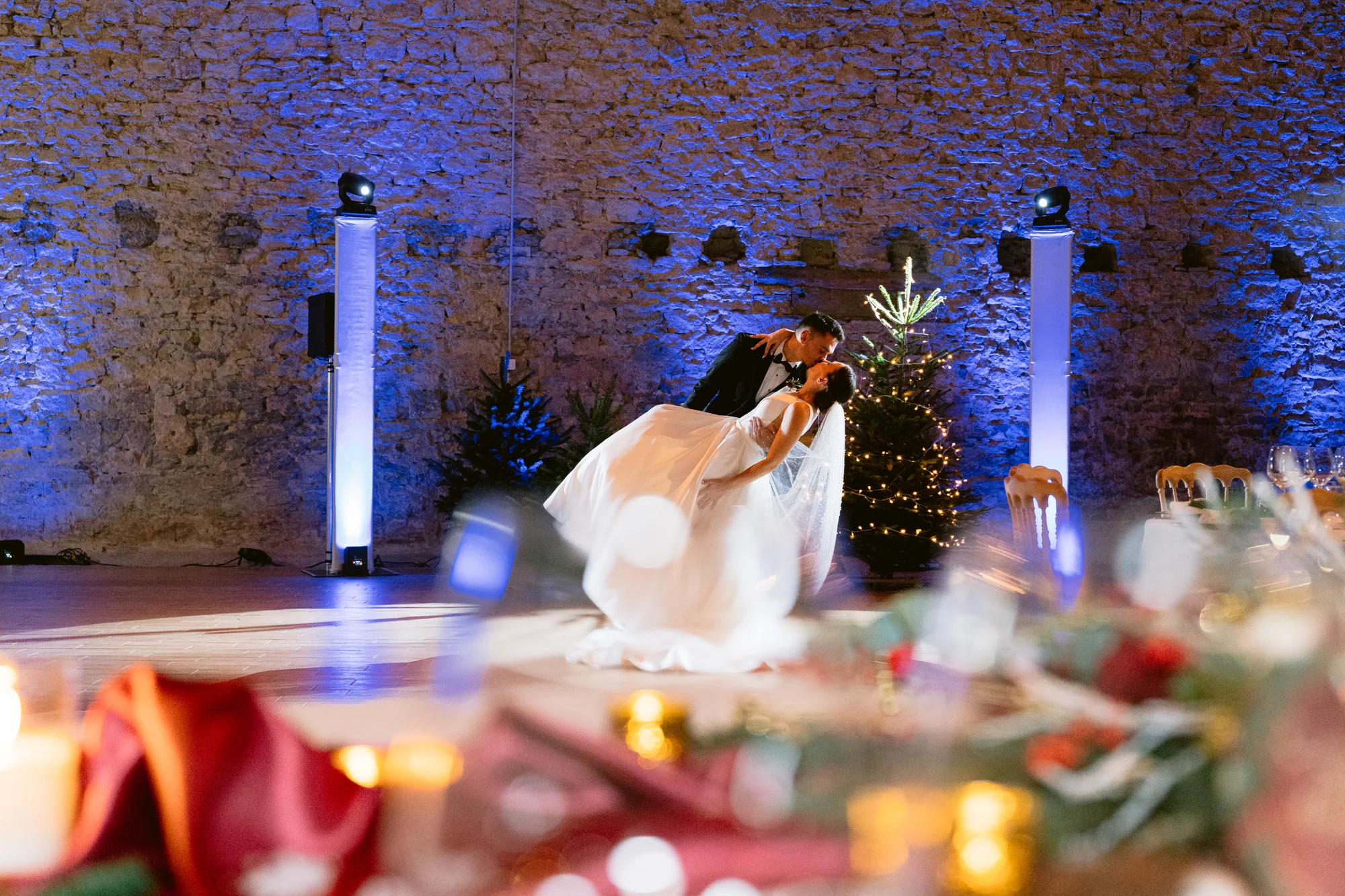 Un baiser du couple dans un mouvement de danse