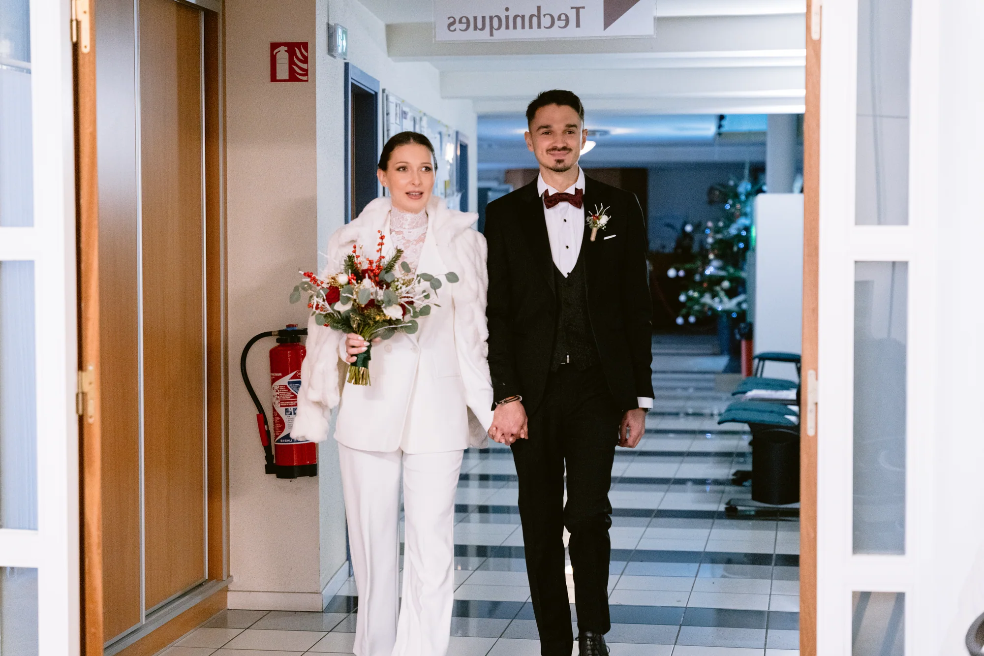 Le couple entre à la mairie