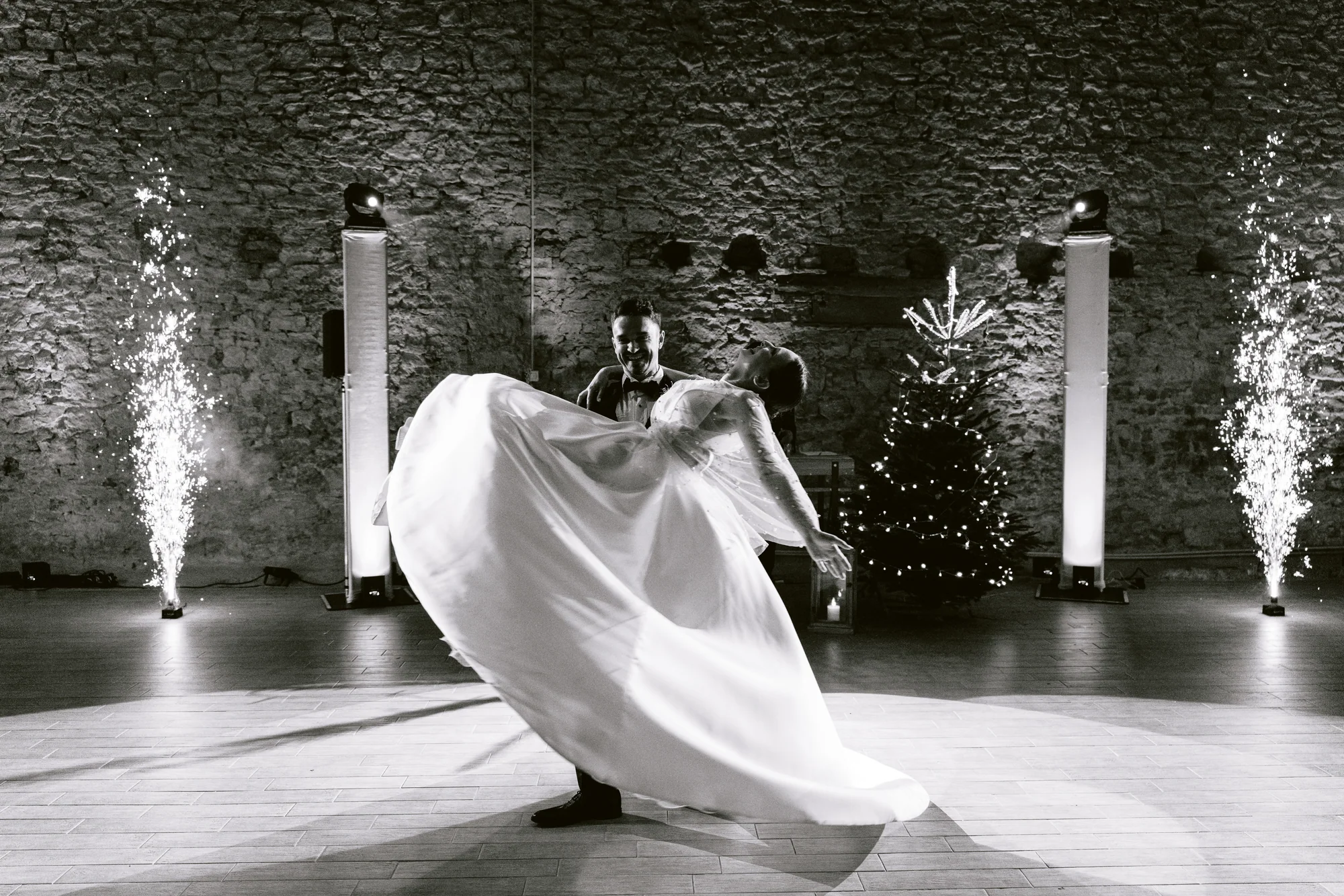 Le mouvement de la robe pendant la danse, en noir et blanc
