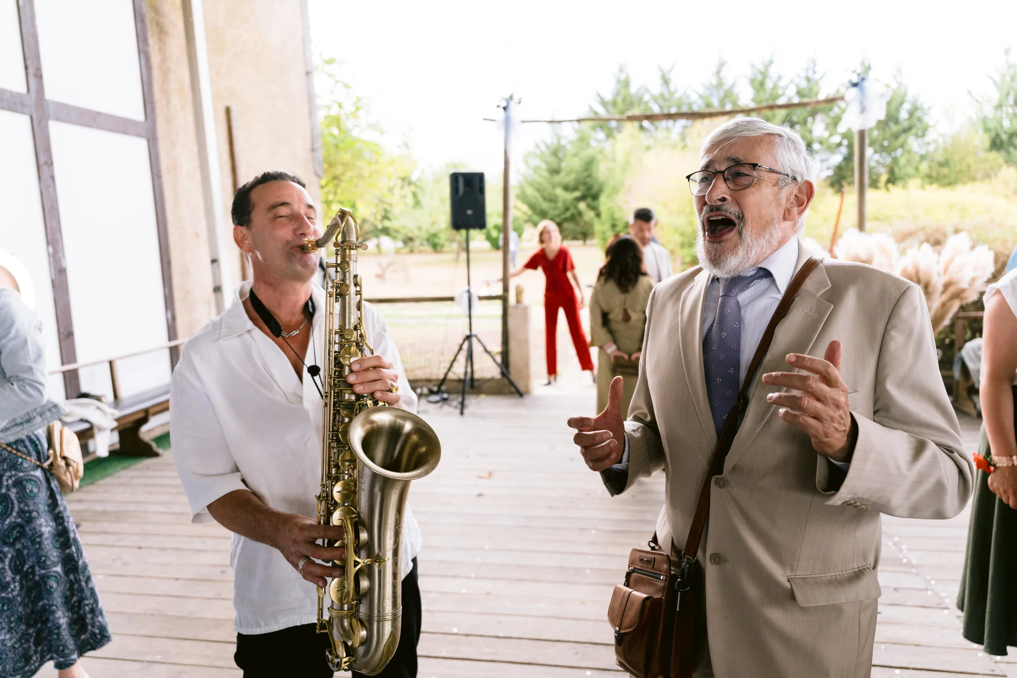 Un invité chante près du saxophoniste