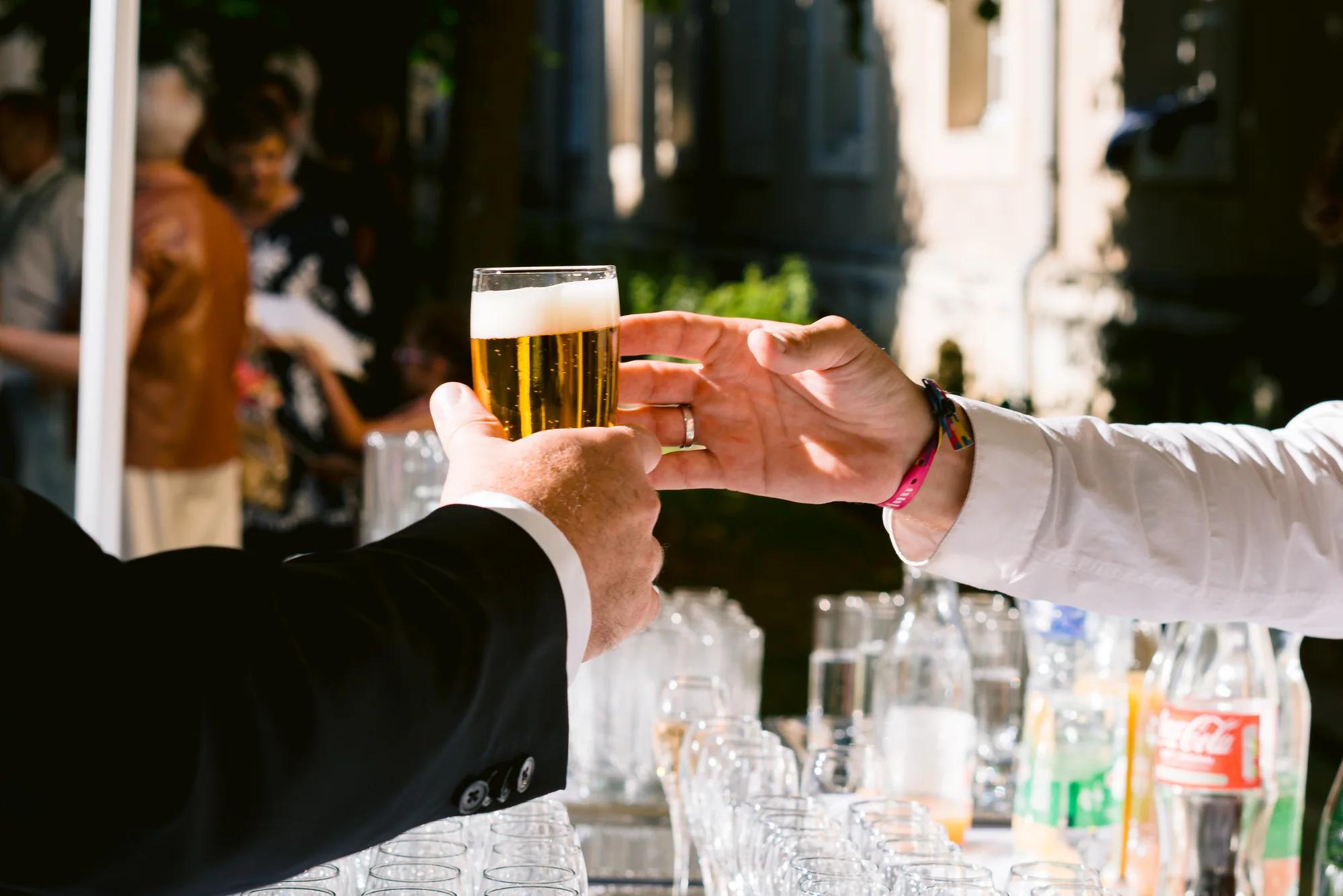 Des verres de bière se rejoignent pour un toast