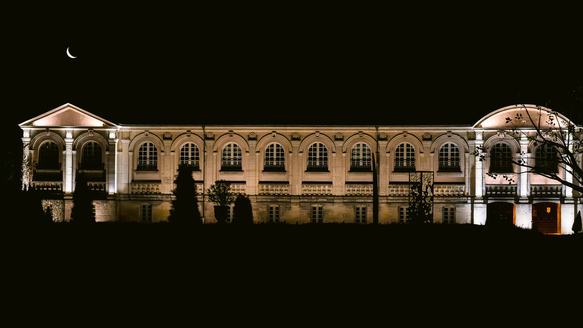 La façade de l'abbaye illuminée la nuit