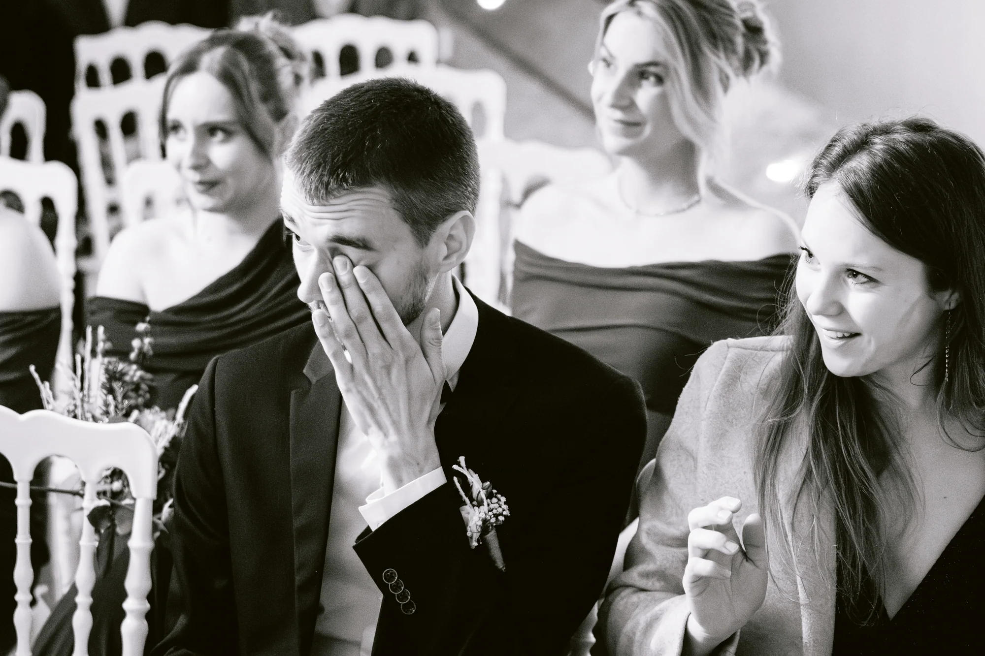 Un invité essuie ses larmes, en noir et blanc