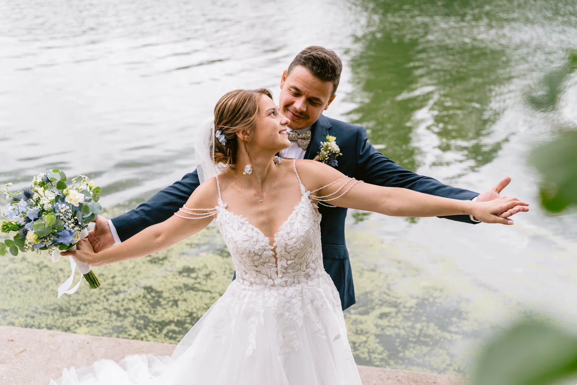 Le couple rit au bord de l'eau