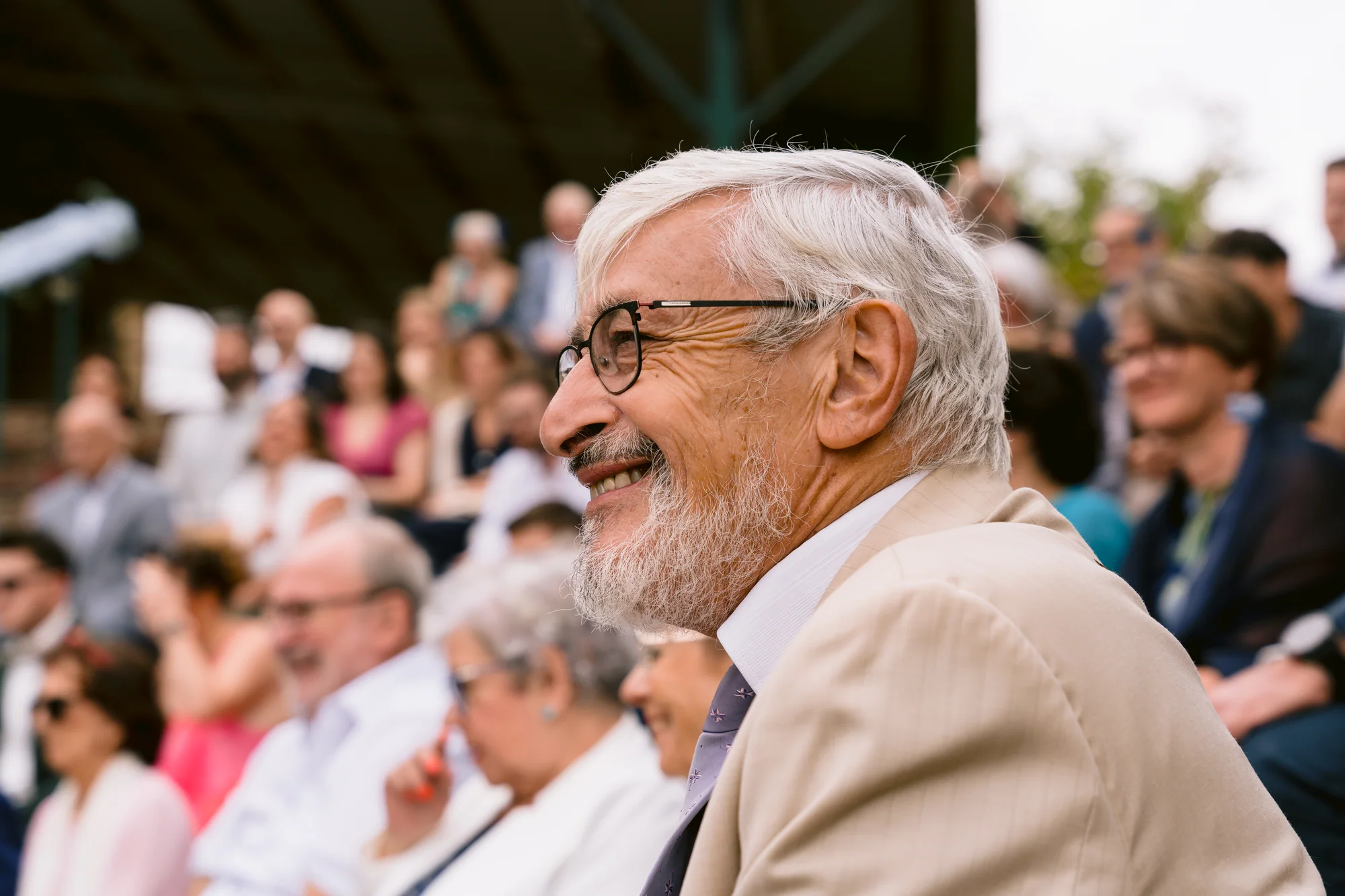 Un invité souriant pendant la cérémonie