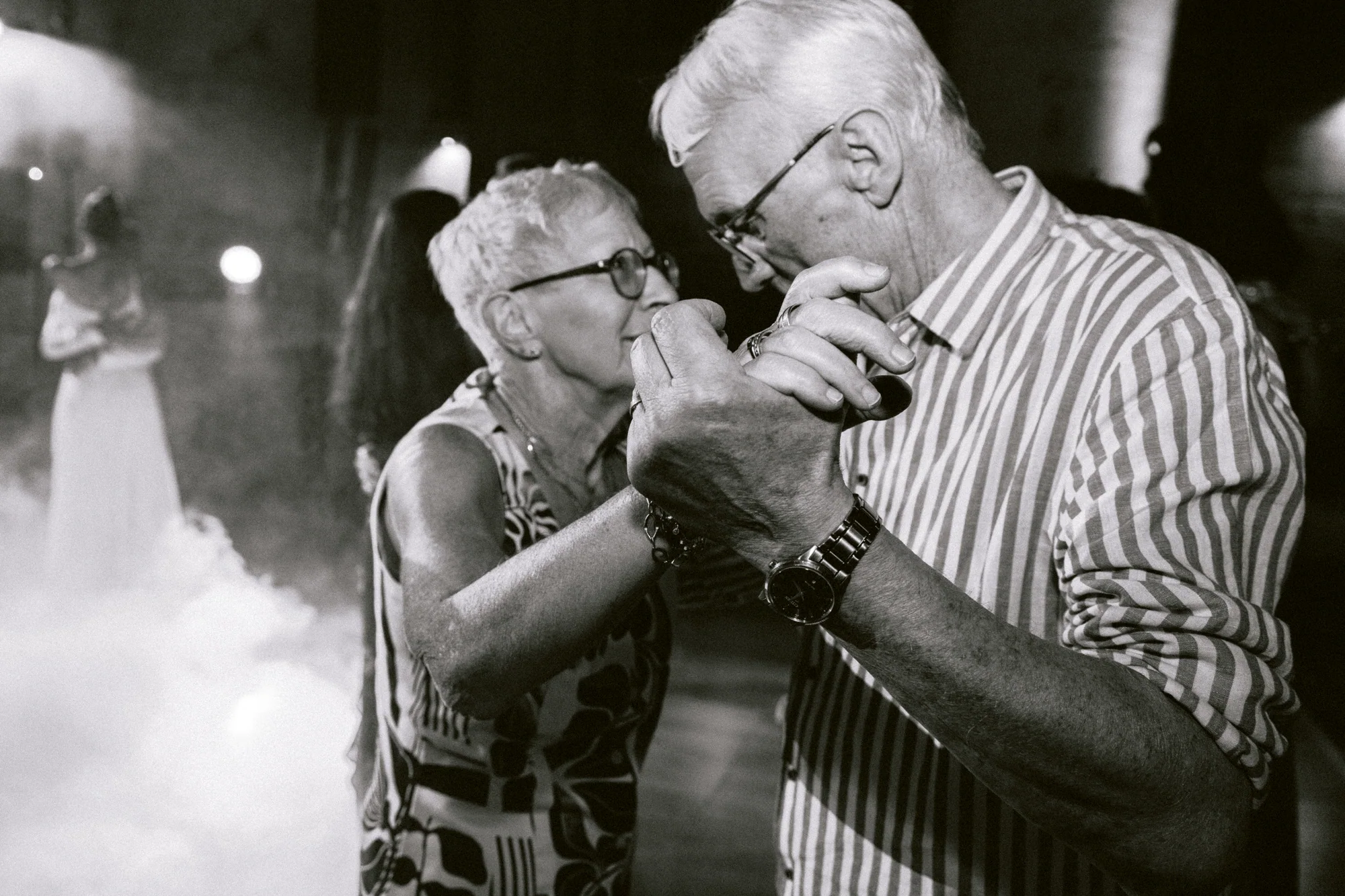 Un couple de proches danse tendrement, en noir et blanc