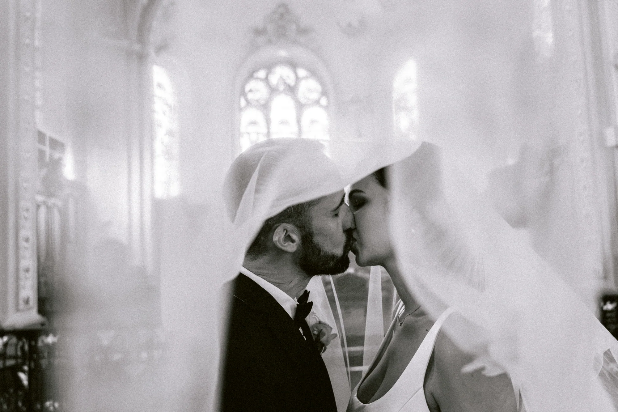 Le couple sous le voile dans l'église, en noir et blanc