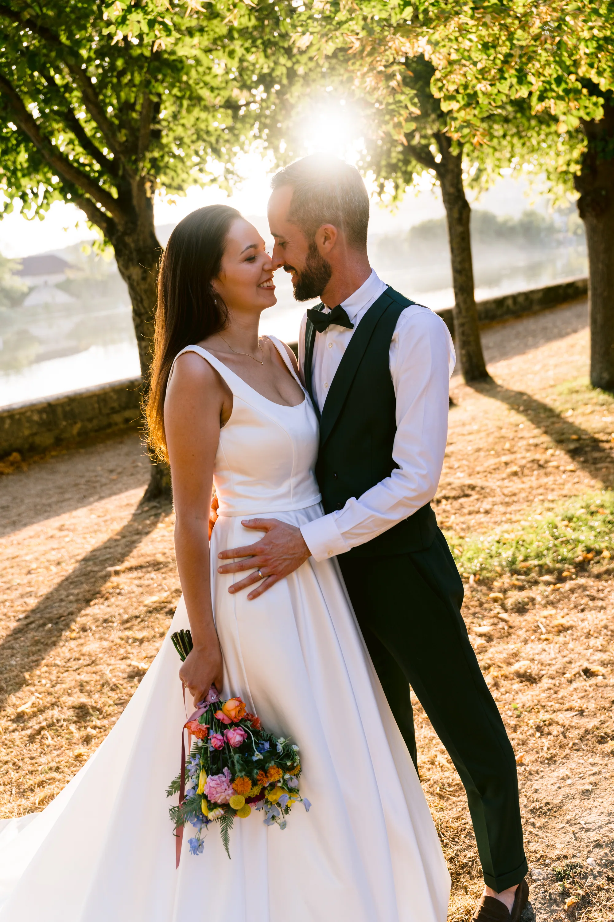 Un baiser dans la lumière du soleil couchant