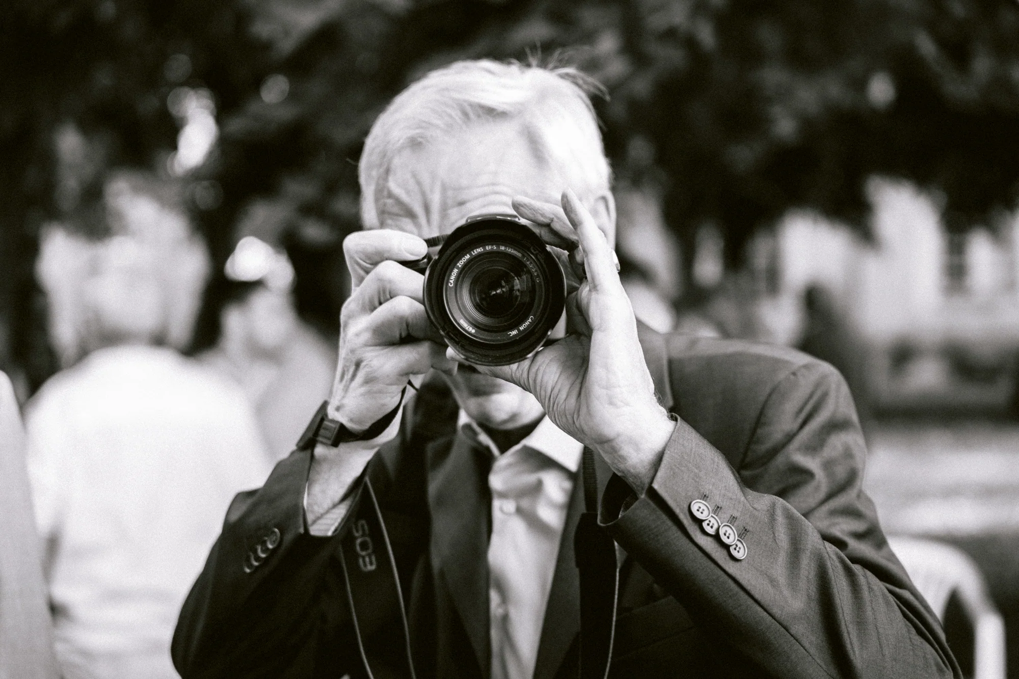 Un invité prend une photographie, en noir et blanc